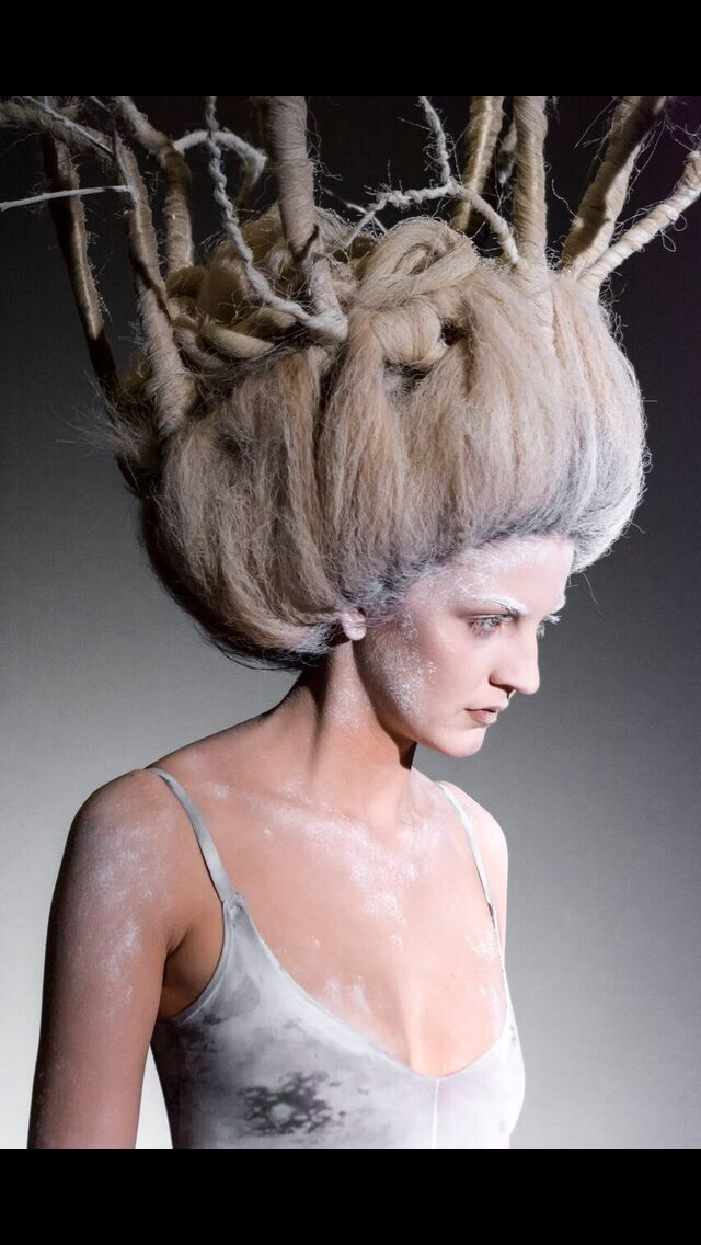 Ljus avantgarde-styling med vitt smink och grenar