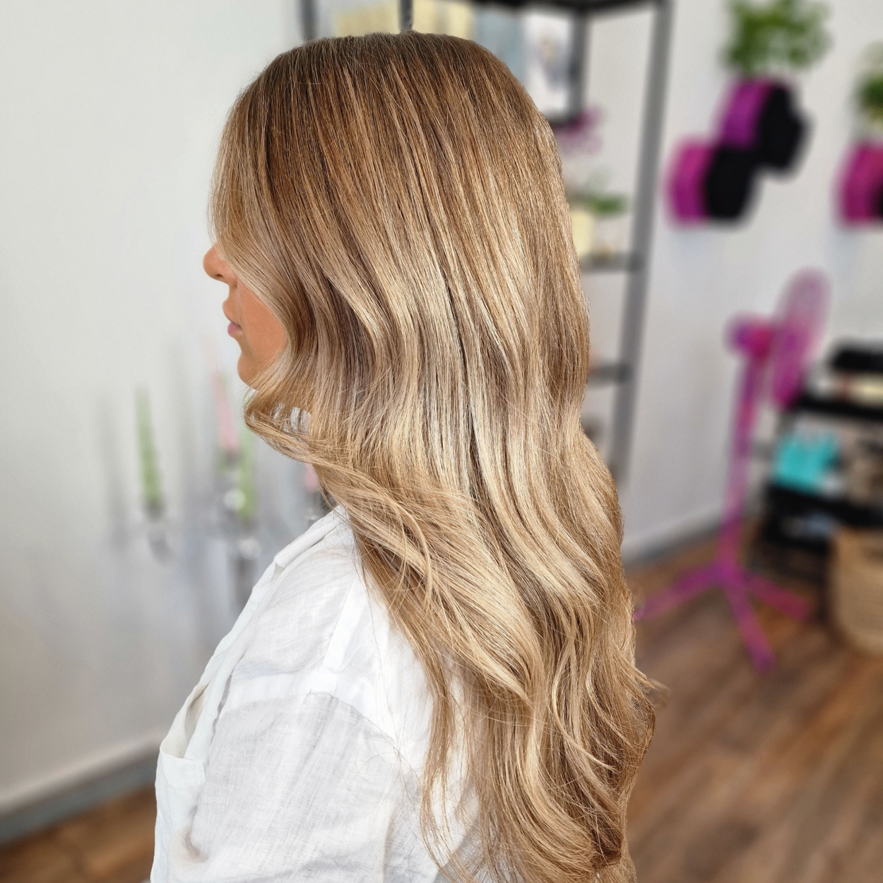 Lång blond färg med dimension och glans