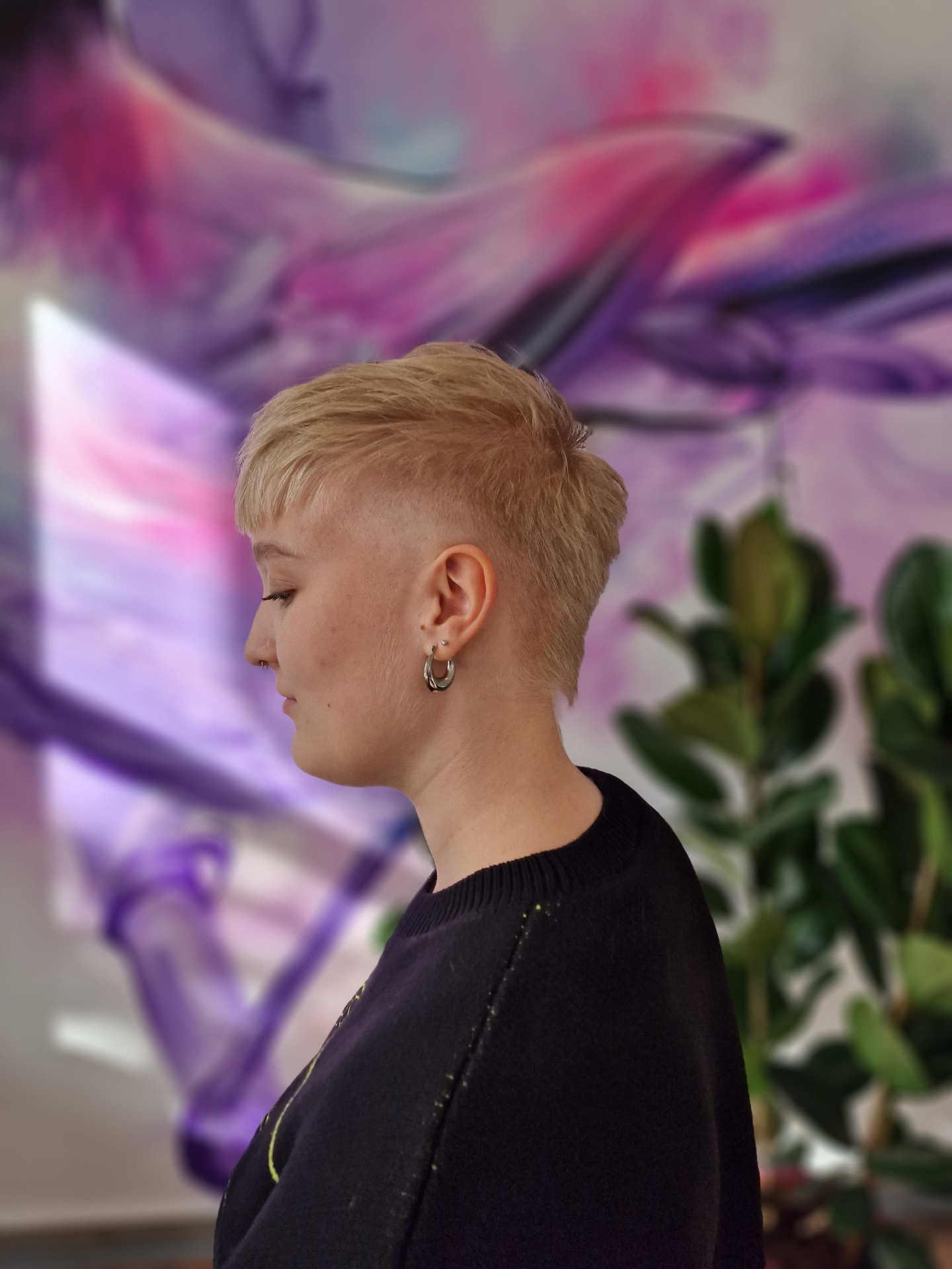 Kort blond klippning med struktur och volym