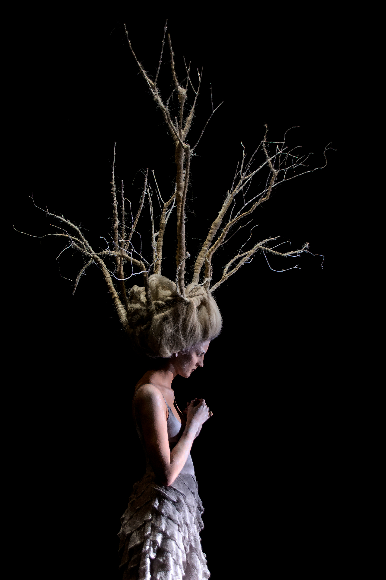 Helfigur avantgarde-styling med grenverk i håret