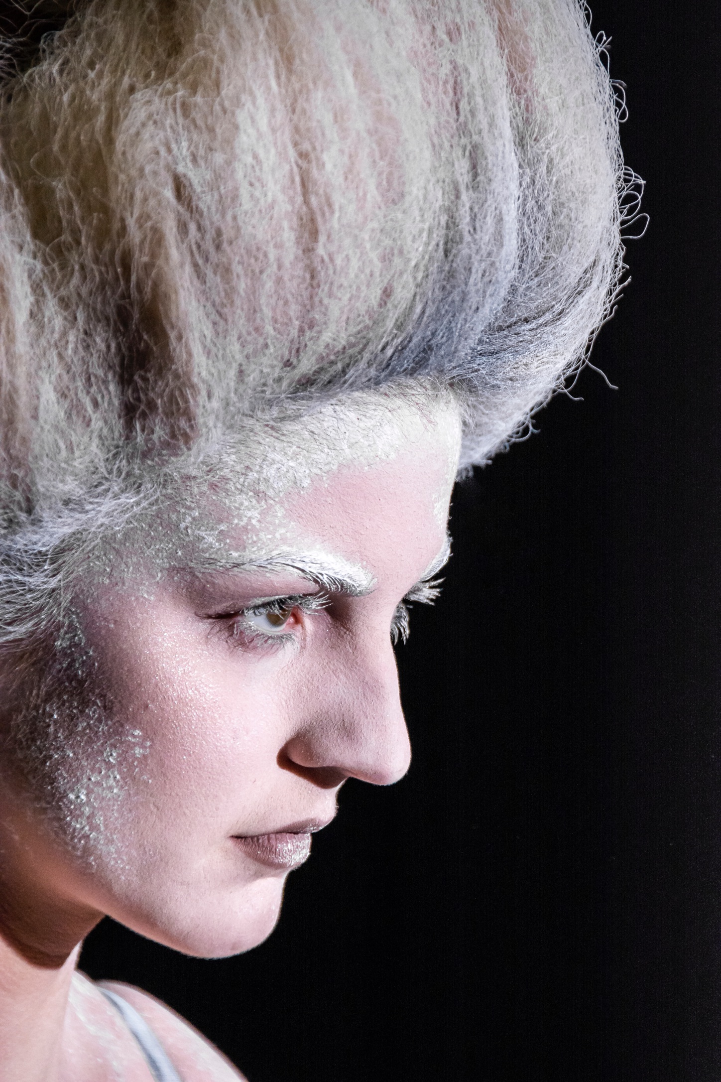 Frostvit voluminös styling med skimrande smink