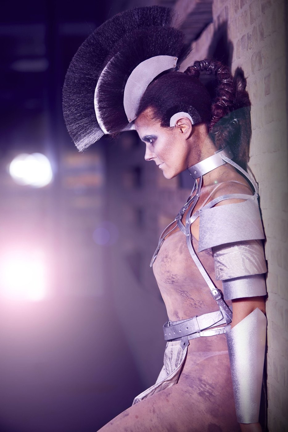 Metallisk armering och styling i futuristisk editorial