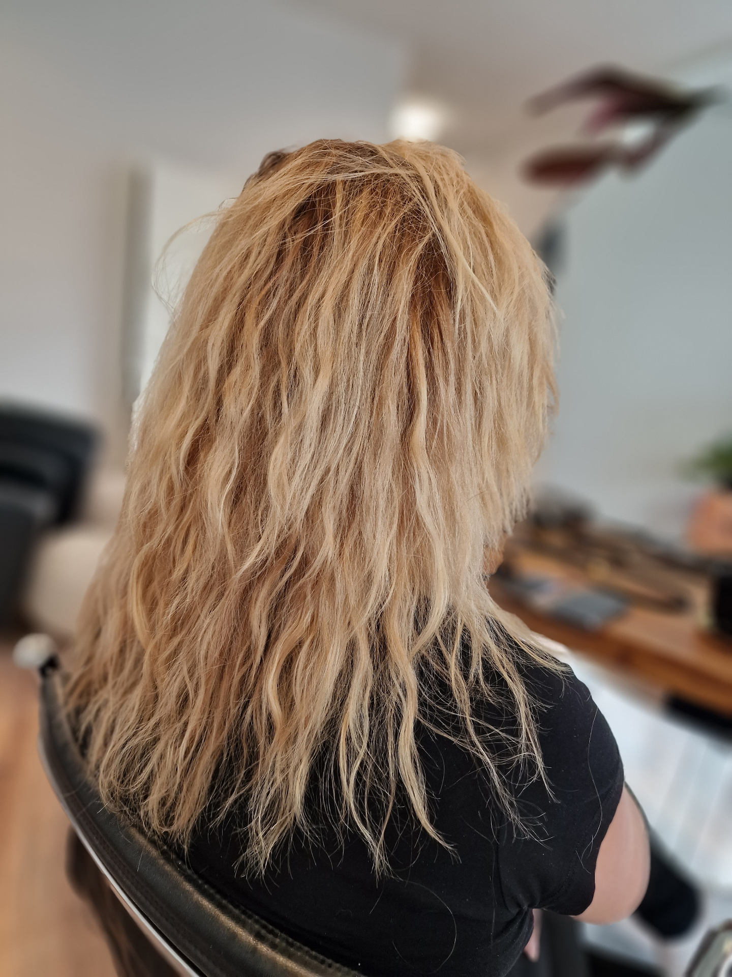 Ljus blond färg med naturliga vågor hos Studio Skapa