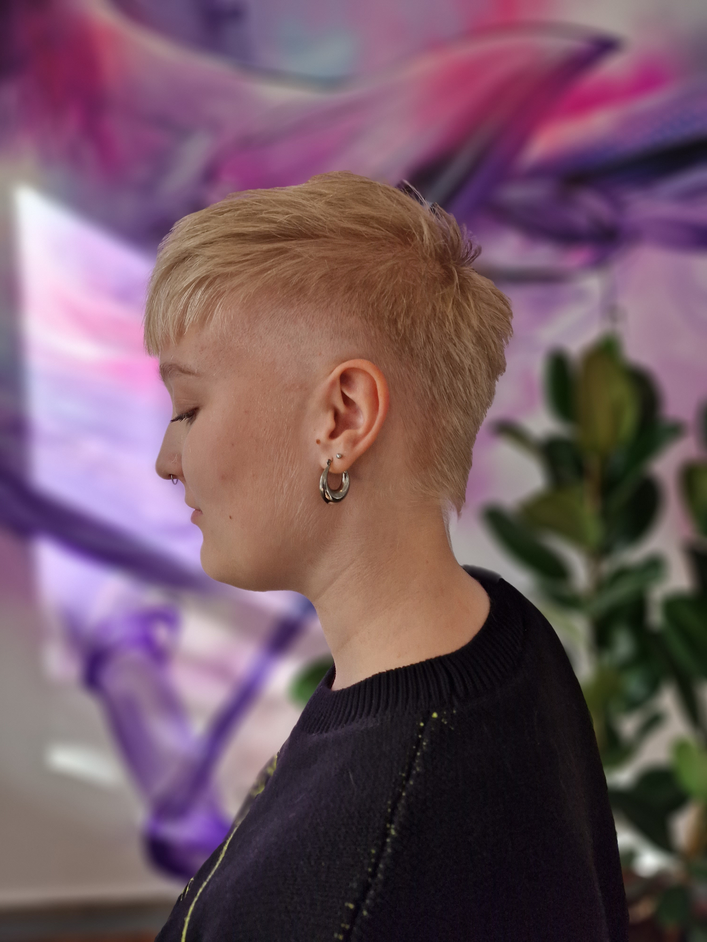 Blond pixie med rakade sidor formad av Studio Skapa